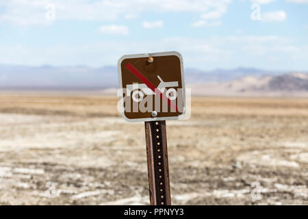 Pas d'ancienne conduite hors route signe avec désert de Mojave dry lake en arrière-plan. Tourné près de Zzyzx en Californie du Sud. Banque D'Images