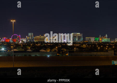 Las Vegas, Nevada, USA - 24 septembre 2018 : Night view of resort towers et toits résidentiels. Banque D'Images