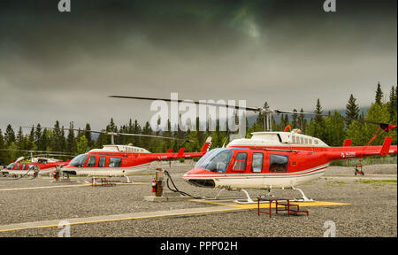 CANMORE, ALBERTA, CANADA - Juin 2018 : des hélicoptères Bell 206 Longranger alignés à la base d'Alpine Helicopters à Canmore. Banque D'Images