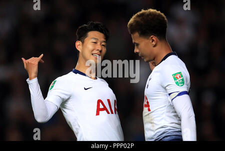 L'Alli Dele Tottenham Hotspur célèbre marquant son but premier du côté du jeu de la mort, des fils Heung-min (à gauche) pendant la Coupe du buffle, troisième tour match à Stade MK, Milton Keynes. Banque D'Images