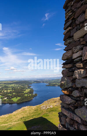 À côté du grand cairn de pierre sur le sommet de Hallin tomba sur Ullswater dans le Lake District, en Angleterre. Banque D'Images