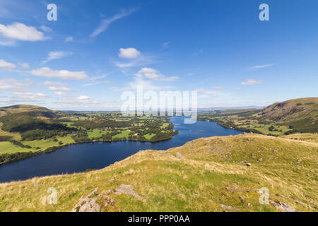 Voir à la NW du sommet de Hallin tomba sur Ullswater dans le Lake District, en Angleterre. Banque D'Images