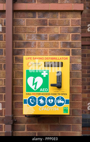 Sauver la vie AED défibrillateur en lieu public, UK Banque D'Images