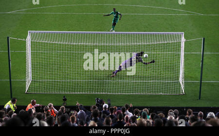 Tottenham Hotspur gardien Paulo Gazzaniga enregistre une pénalité de Watford's Domingos Quina dans la fusillade au cours de la troisième série, coupe du buffle match à Stade MK, Milton Keynes. Banque D'Images