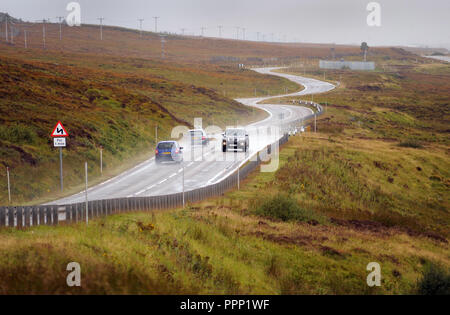 Voitures VOYAGEANT SUR L'A835 près de l'Écosse d'ULLAPOOL RE PLONGÉE DANS LES HAUTES TERRES DE LA ROUTE conduisant des endroits éloignés des routes mouillées SCOTTISH UK Banque D'Images