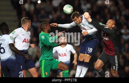 Watford gardien Heurelho Gomes poinçons clairement de Tottenham Hotspur de Fernando Llorente au cours de la troisième série, coupe du buffle match à Stade MK, Milton Keynes. ASSOCIATION DE PRESSE Photo. Photo date : mercredi 26 septembre 2018. Voir l'ACTIVITÉ DE SOCCER histoire Tottenham. Crédit photo doit se lire : Mike Egerton/PA Wire. RESTRICTIONS : EDITORIAL N'utilisez que pas d'utilisation non autorisée avec l'audio, vidéo, données, listes de luminaire, club ou la Ligue de logos ou services 'live'. En ligne De-match utilisation limitée à 120 images, aucune émulation. Aucune utilisation de pari, de jeux ou d'un club ou la ligue/dvd publications. Banque D'Images