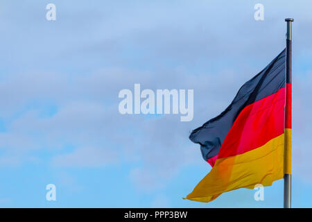 République fédérale d'Allemagne, de brandir le drapeau national allemand sur le fond de ciel bleu Banque D'Images