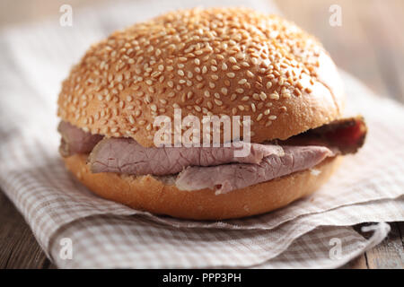 Sandwich avec le rôti de bœuf sur une serviette closeup Banque D'Images