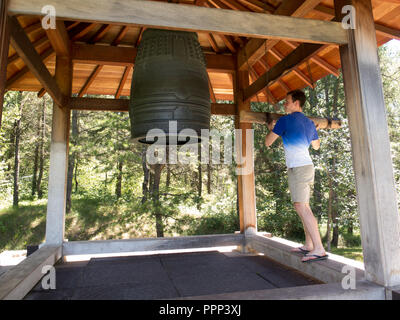 Beffroi et l'amitié bell, Jardin Japonais Kurimoto, Alberta, Canada Banque D'Images