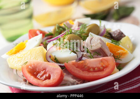 Salade niçoise au thon, d'œufs et de légumes sur une assiette libre Banque D'Images