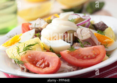 Salade niçoise au thon, d'œufs, de légumes, et de la mayonnaise sur un gros plan de la plaque Banque D'Images