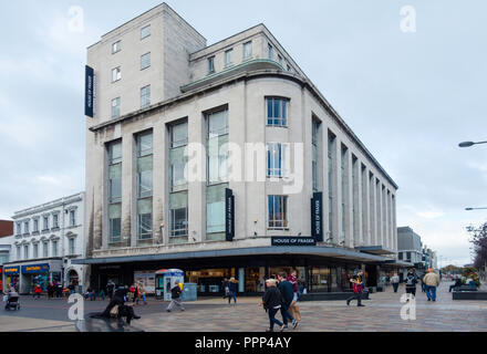 House of Fraser magasin, anciennement Binns construit 1950 architecture de style Art déco dans le centre de Middlesbrough Cleveland UK avec des gens qui marchent Banque D'Images