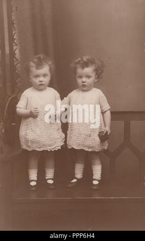 Vintage 1920's Cricklewood photo de deux Sœurs appelé Jean Pamela et Betty Catherine Banque D'Images