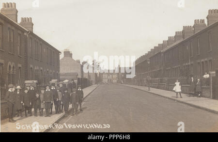 Vintage 1916 Photo d'enfants se tenant dans la région de Scheiber Road, Scheiber Road, Ipswich, Suffolk Banque D'Images