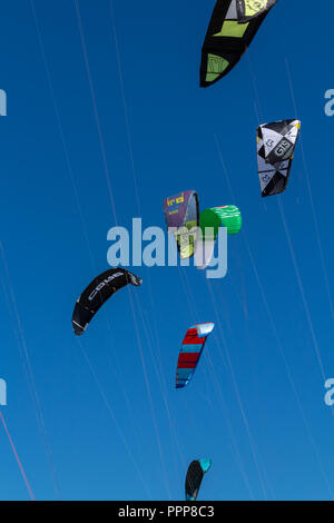 CANCUN, Mexique - 02/18/2018 : l'Adrénaline Kitesurf. Sports d'aventure, la compétition de saut acrobatique à caraïbes mexicaines Banque D'Images