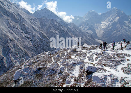 Les randonneurs dans la vallée de Gokyo Banque D'Images