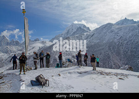 Les randonneurs dans la vallée de Gokyo Banque D'Images