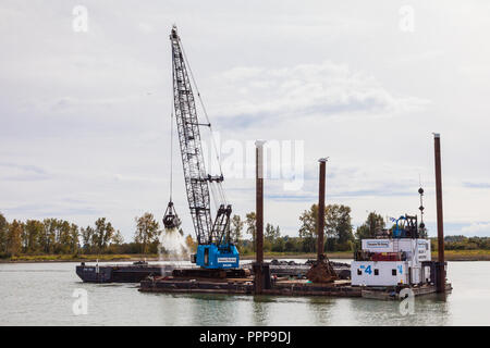 Grue et barge dragage de la voie navigable de Steveston près de Vancouver Banque D'Images