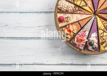 Haut de la mini gâteaux crus sur table en bois. Banque D'Images