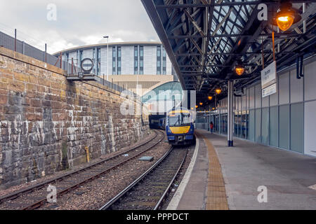 Sleeperz Hôtel Dundee Dundee dans Railwlay au-dessus de la station South Union Street Glasgow Scotland UK avec le train au départ de Aberdeen Banque D'Images