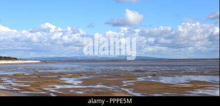 L'estuaire de Ribble à Lytham avec vue sur les Pennines et l'ouest de la colline d'hiver. Banque D'Images