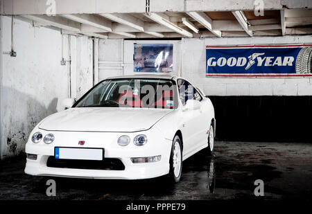 1997 UK white Honda Integra Type-R dans un garage automobile à Bristol, Angleterre, Royaume-Uni. Banque D'Images