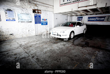 1997 UK white Honda Integra Type-R dans un garage automobile à Bristol, Angleterre, Royaume-Uni. Banque D'Images