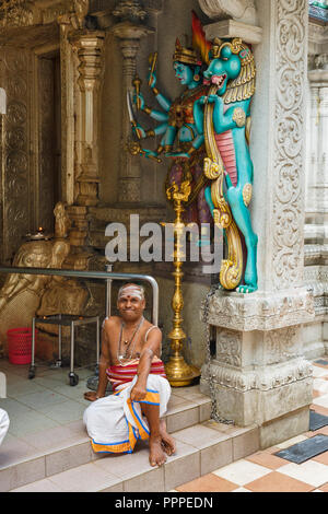 Singapour, le brahmane sacrificateur dans le Temple Sri Veeramakaliamman Banque D'Images