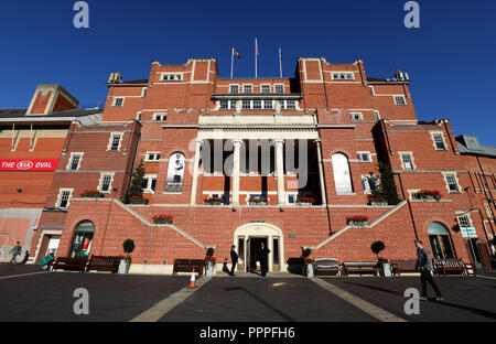 Vue générale du terrain avant le quatrième jour du match de la Specsavers County Championship Division One au Kia Oval, Londres.APPUYEZ SUR ASSOCIATION photo.Date de la photo : jeudi 27 septembre 2018.Voir PA Story cricket Surrey.Le crédit photo devrait se lire: Steven Paston/PA Wire.RESTRICTIONS : usage éditorial uniquement.Aucune utilisation commerciale sans le consentement écrit préalable de la BCE.Utilisation d'images fixes uniquement.Aucune image mobile à émuler.Pas de suppression ou d'obscurcissement des logos du sponsor. Banque D'Images