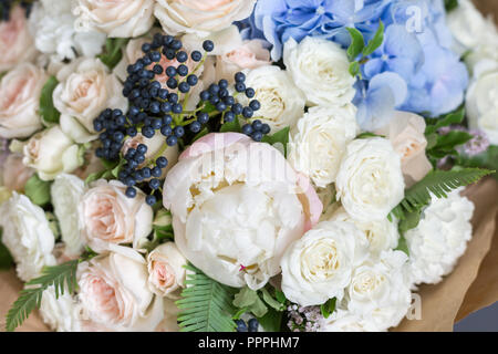 Riche bouquet de pivoines, de roses et de fleurs d'hortensias, feuille verte. Bouquet frais du printemps. Arrière-plan de l'été. Focus sélectif. Banque D'Images