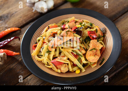 Repas traditionnel indonésien bami goreng avec des nouilles, légumes et poulet Banque D'Images