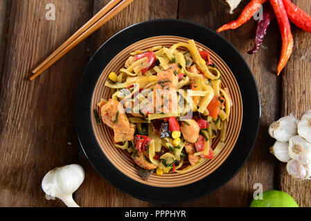 Repas traditionnel indonésien bami goreng avec des nouilles, légumes et poulet Banque D'Images