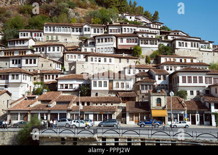 Mangalem District, Berat, rivière Osum, l'Albanie, la ville aux mille fenêtres Banque D'Images