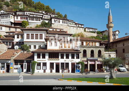 Mangalem District, Berat, rivière Osum, l'Albanie, la ville aux mille fenêtres Banque D'Images