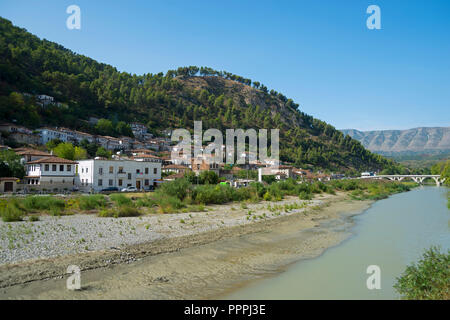 Berat, rivière Osum, l'Albanie, la ville aux mille fenêtres Banque D'Images