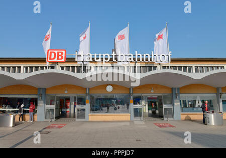 Hauptbahnhof, Willy-Brandt-Platz, Wolfsburg, Allemagne, Deutschland Banque D'Images