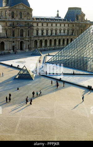 Pyramide de verre et de touristes autour de Louvre, Paris, France. Banque D'Images