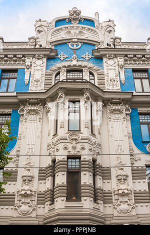 L'architecture de Riga, vue d'un bâtiment de style Art nouveau avec des têtes sculptées et carreaux bleus situé dans Elizabetes Iela dans le quartier Art Nouveau de Riga. Banque D'Images