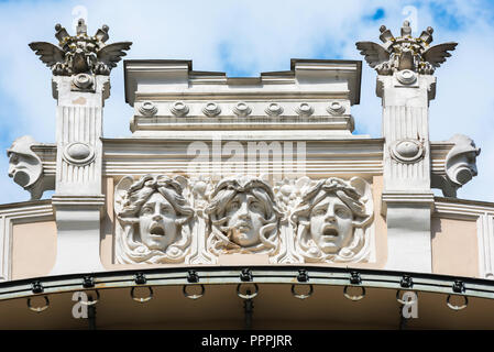 L'architecture Art Nouveau de Riga, voir trois têtes de Méduse situées sur le haut de l'Alberta Iela 4 dans le centre de le quartier Art Nouveau de Riga, Lettonie. Banque D'Images