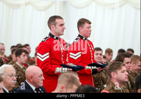 Les membres de la parade Coldstream Guards dans la Croix de Victoria du caporal Thomas Jackson (à droite) et le capitaine Cyril Frisby, avant d'un tambour Service à Victoria Barracks, Windsor, pour commémorer 100 ans depuis deux circuits virtuels ont été accordées à leurs soldats. Banque D'Images
