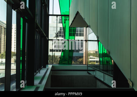 Longueuil, QC, Canada - 24-09-2018 - verre vert et l'intérieur de l'Université de Sherbrooke Banque D'Images