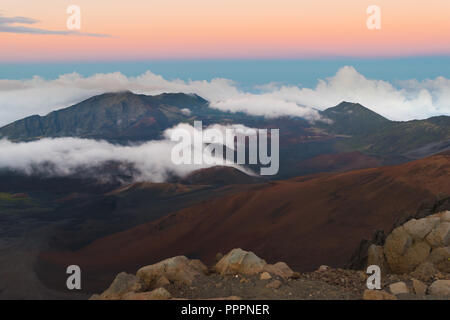 Une rose et bleu coucher de soleil sur le sommet rocheux de l'Haleakala volcan dormant sur l'île tropicale de Maui, Hawaii. Banque D'Images