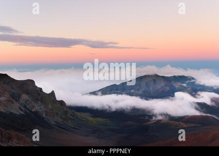 Une rose et bleu coucher de soleil sur le sommet rocheux de l'Haleakala volcan dormant sur l'île tropicale de Maui, Hawaii. Banque D'Images