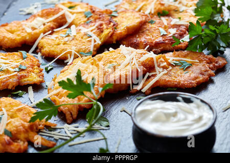 Frit délicieux beignets à la citrouille avec du parmesan et de la crème sur une pierre noire, Close up Banque D'Images