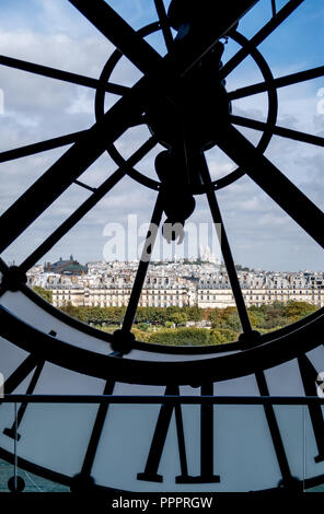 La ville de Paris à travers l'horloge géante au Musee d'Orsay Banque D'Images