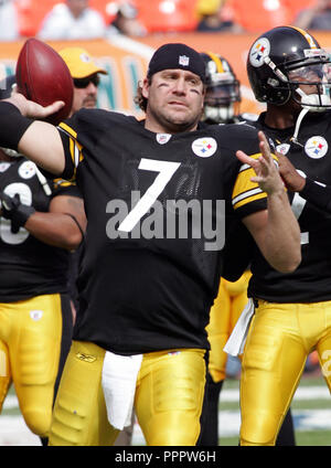 Pittsburgh Steelers quarterback Ben Roethlisberger se réchauffe avant le début du match contre les Dolphins de Miami au Landshark stadium de Miami le 3 janvier 2010. Banque D'Images