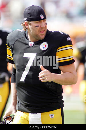 Pittsburgh Steelers quarterback Ben Roethlisberger se réchauffe avant le début du match contre les Dolphins de Miami au Landshark stadium de Miami le 3 janvier 2010. Banque D'Images