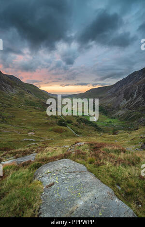 Belle moody image paysage de Nant Francon Valley dans le Snowdonia pendant le coucher du soleil en automne Banque D'Images