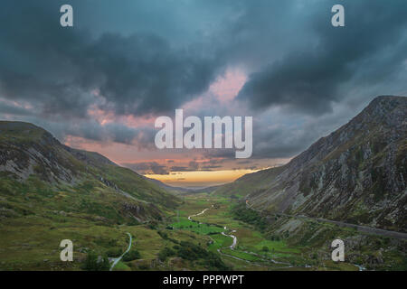 Belle moody image paysage de Nant Francon Valley dans le Snowdonia pendant le coucher du soleil en automne Banque D'Images