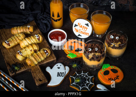 Assortiment alimentaire Halloween - momies sasage, potiron dessert, gin Banque D'Images